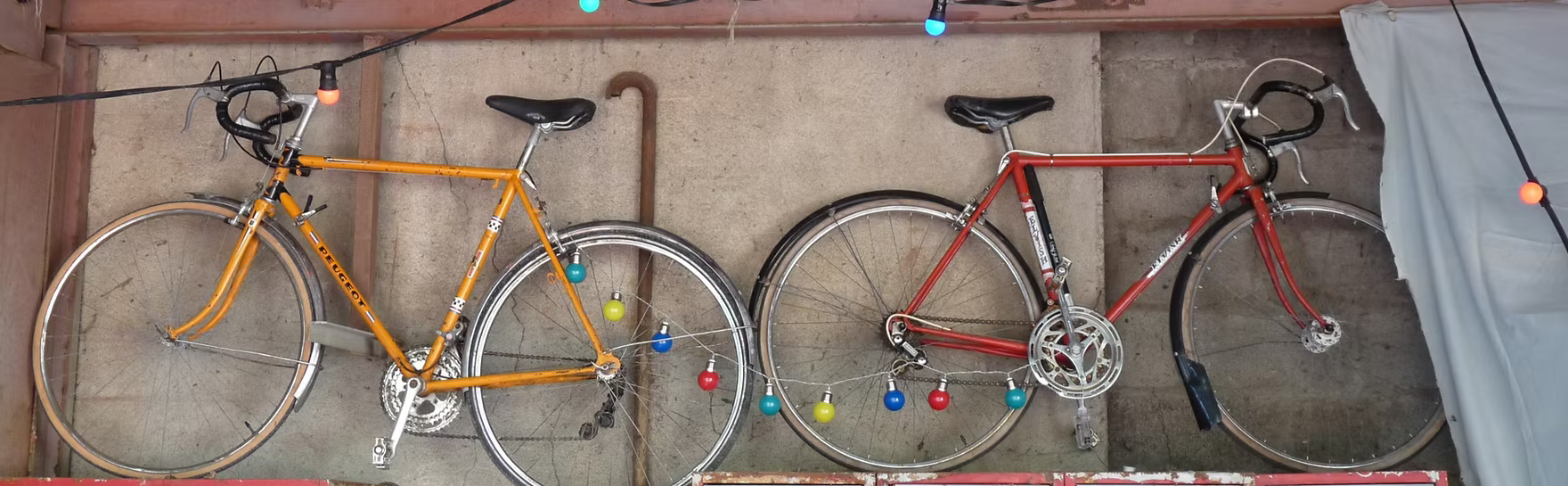 Vélos et guirlandes